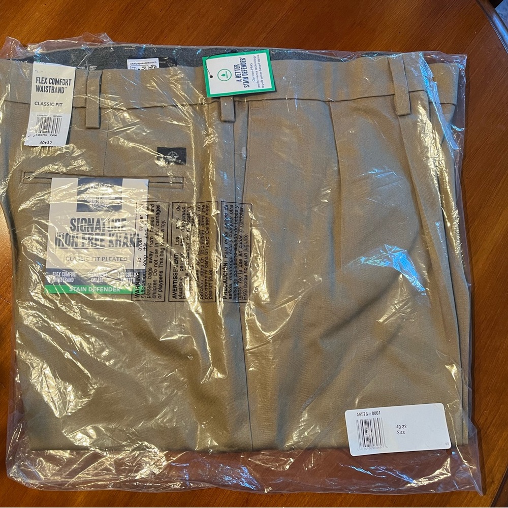 Dockers Signature Iron Free Khaki Classic Fit Pleated